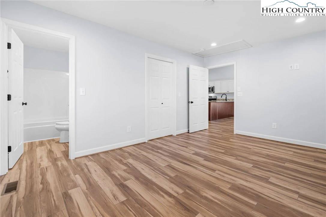 Image number 2 for the current listing