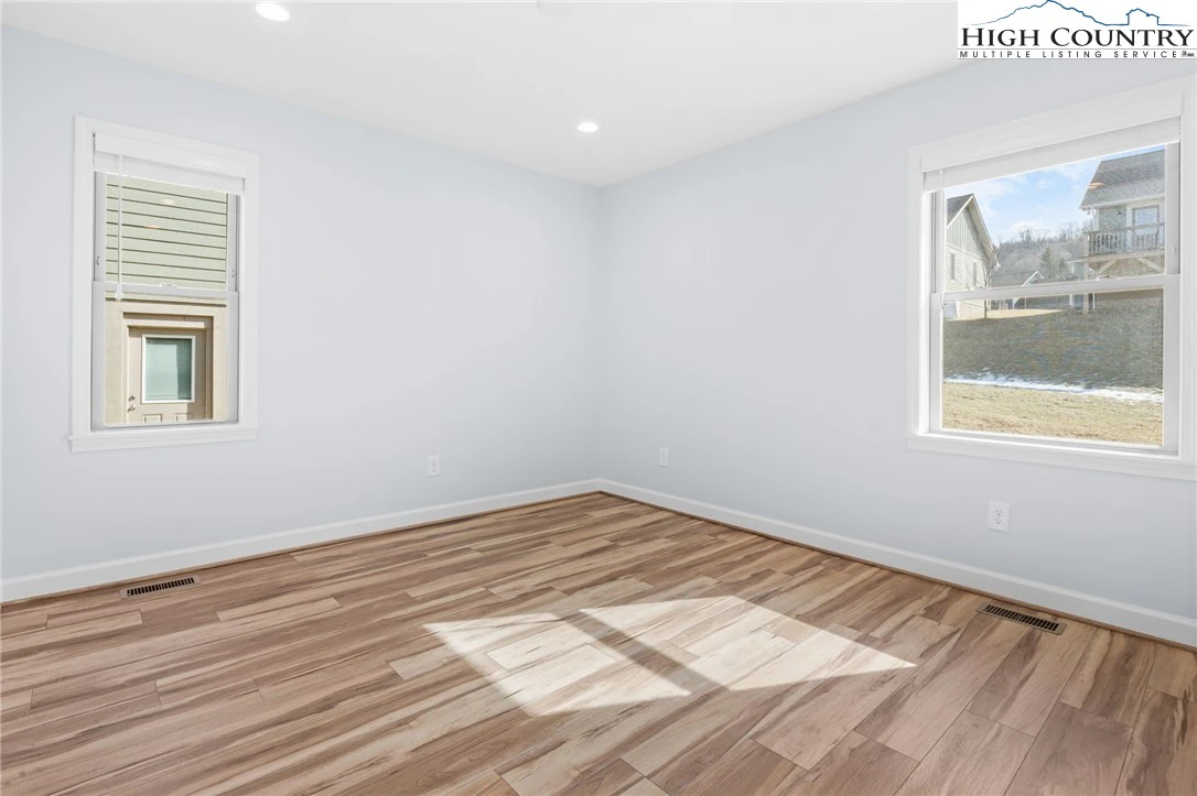 Image number 14 for the current listing