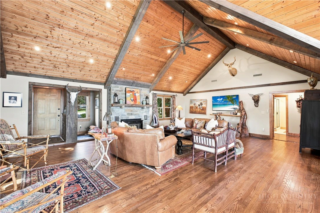 Image number 15 for the current listing