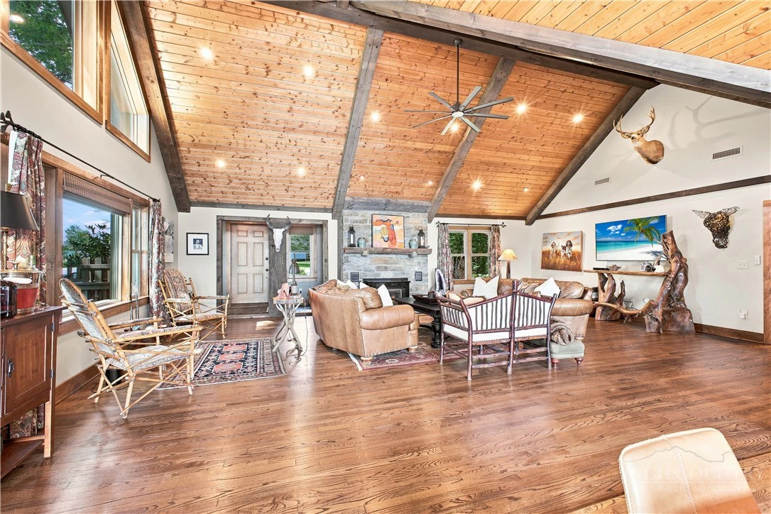 Image number 16 for the current listing