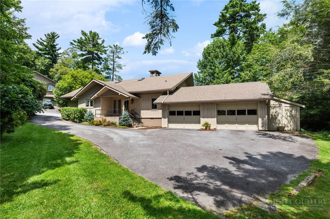 Image number 1 for the current listing