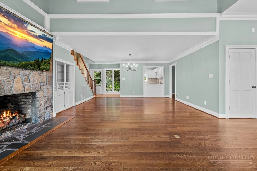 Image number 8 for the current listing
