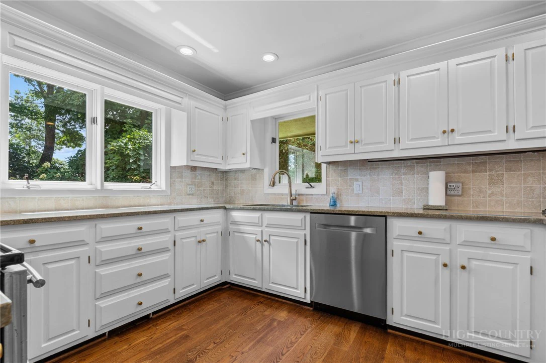 Image number 4 for the current listing