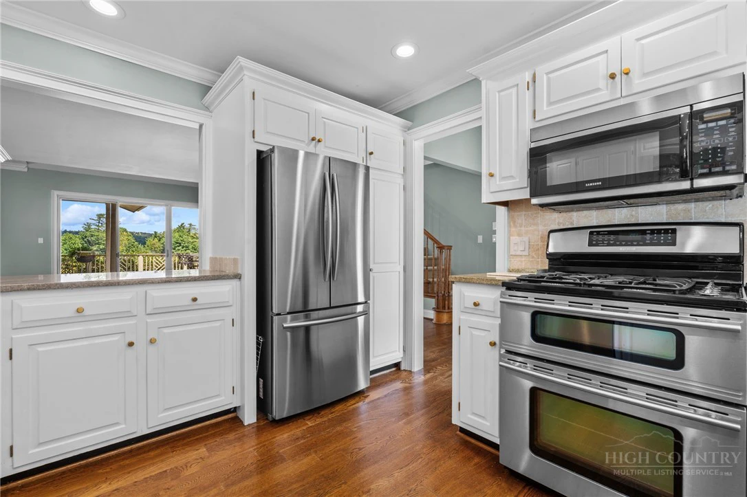 Image number 2 for the current listing