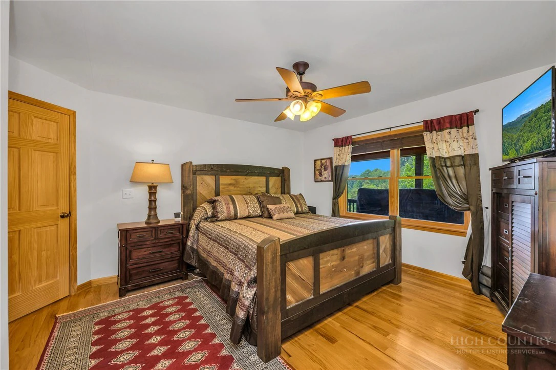 Image number 7 for the current listing
