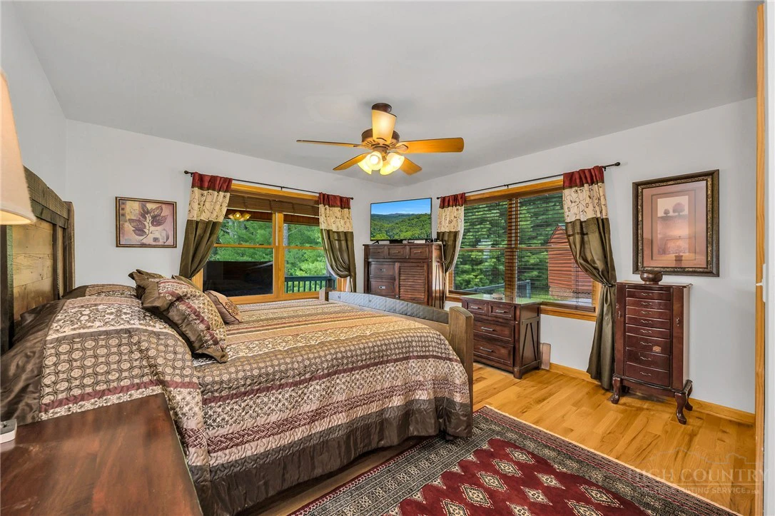 Image number 9 for the current listing