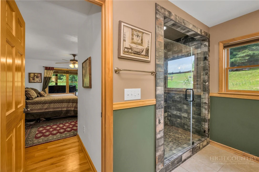 Image number 10 for the current listing