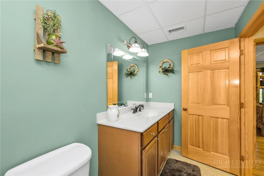 Image number 19 for the current listing