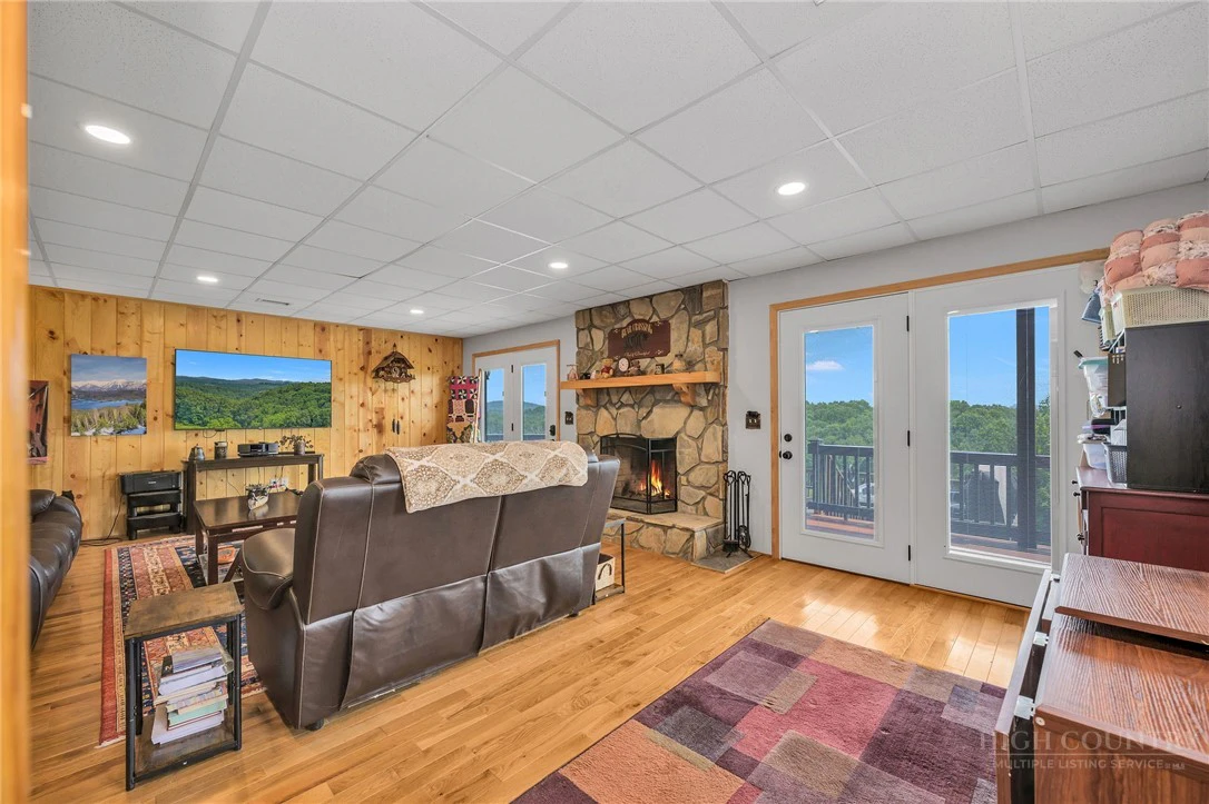 Image number 21 for the current listing