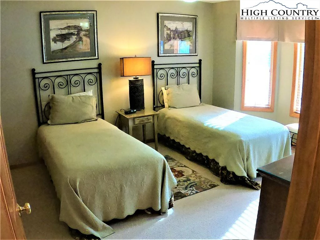 Image number 9 for the current listing