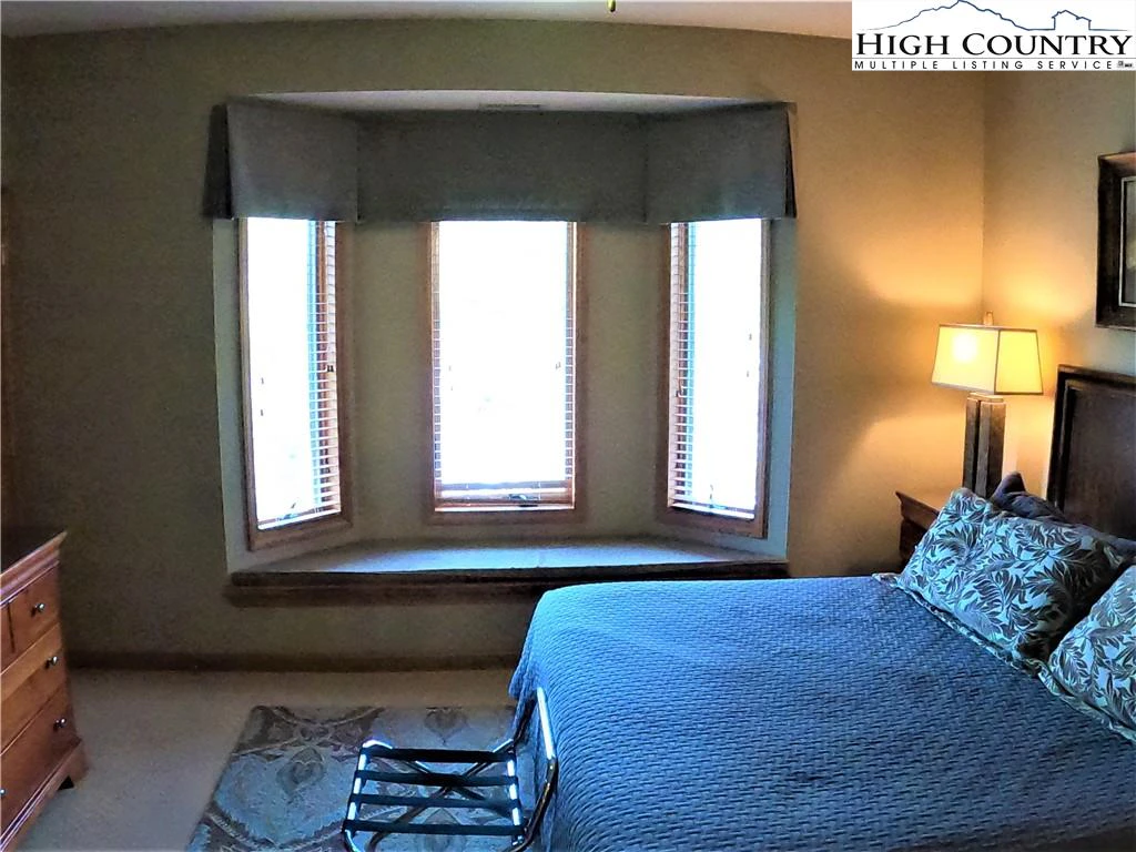 Image number 15 for the current listing
