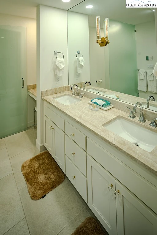 Image number 9 for the current listing