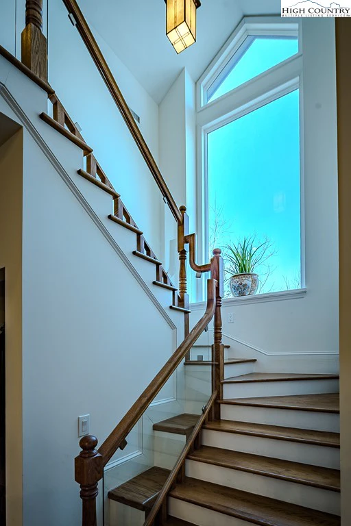 Image number 2 for the current listing