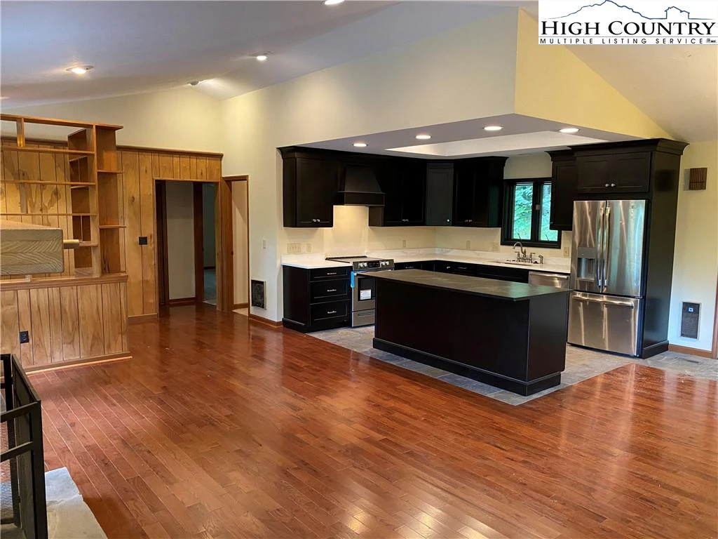 Image number 1 for the current listing