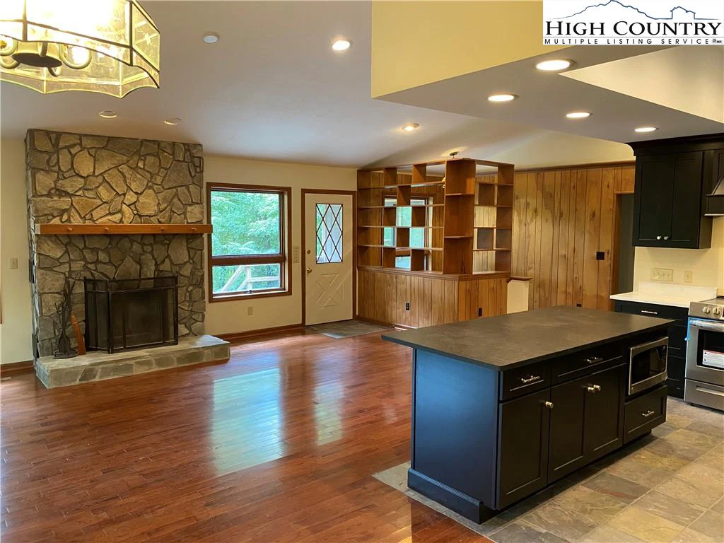 Image number 3 for the current listing