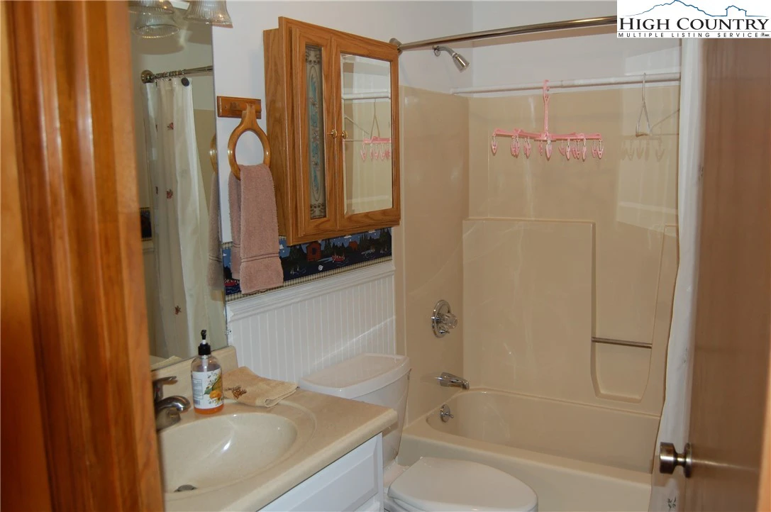 Image number 3 for the current listing