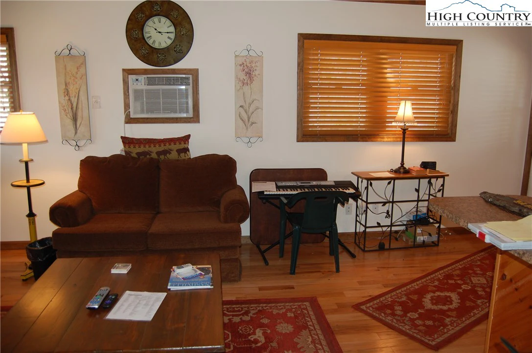 Image number 7 for the current listing
