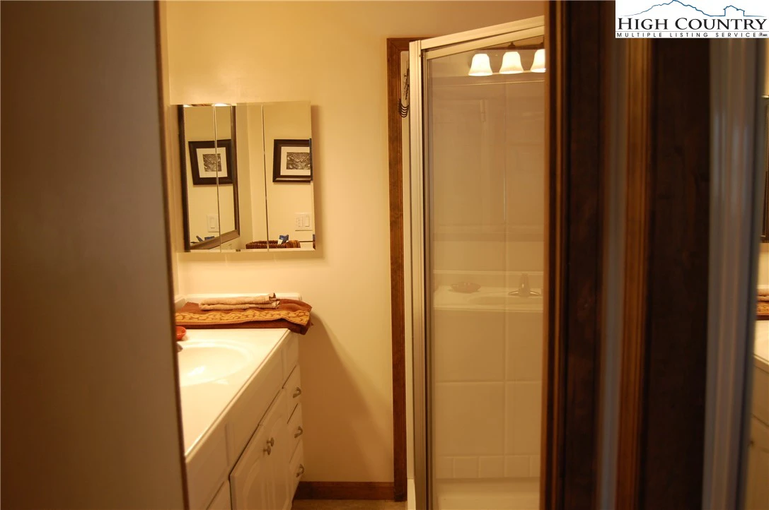 Image number 8 for the current listing