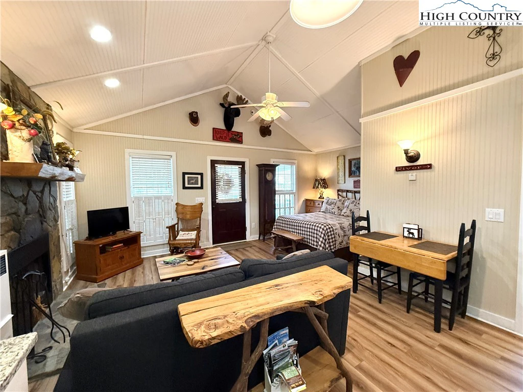 Image number 10 for the current listing