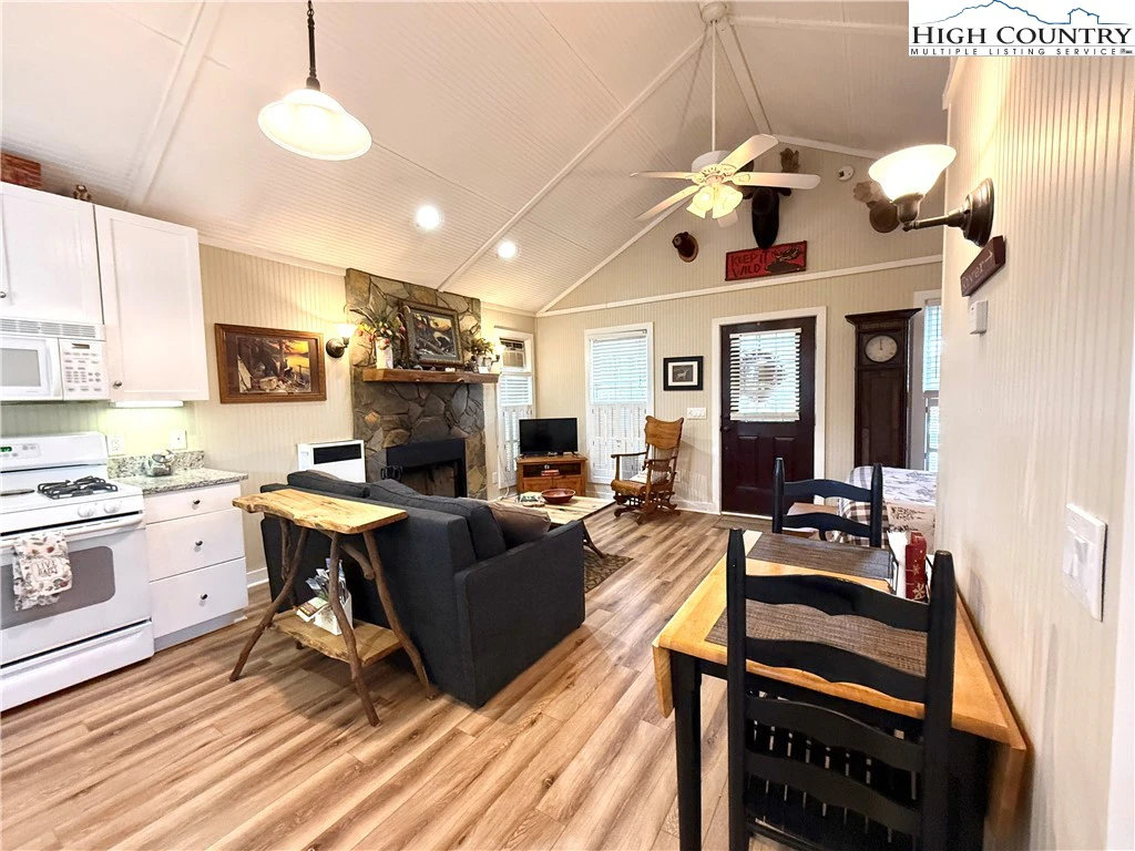 Image number 11 for the current listing