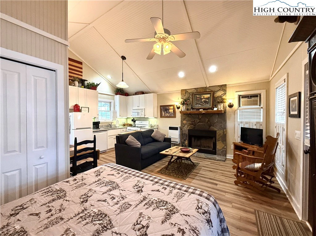 Image number 12 for the current listing