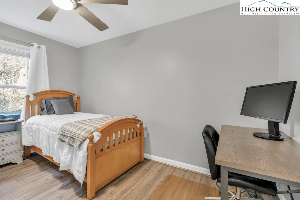 Image number 4 for the current listing