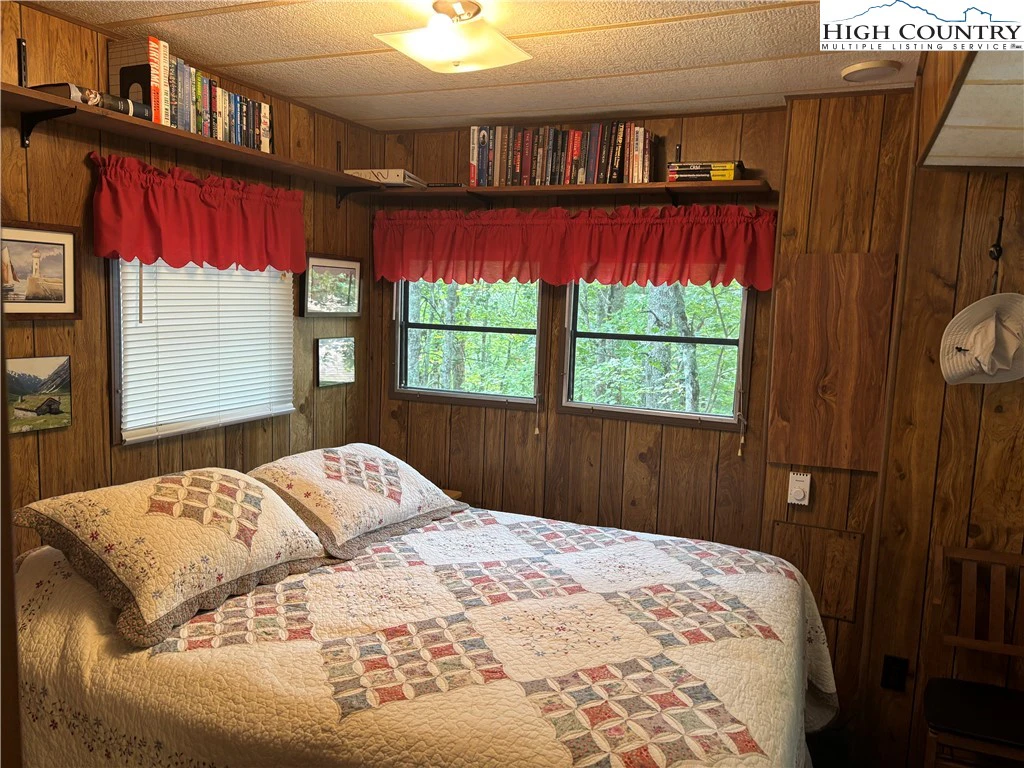 Image number 15 for the current listing