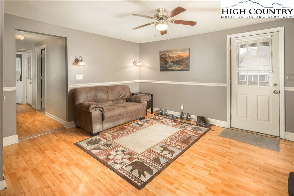 Image number 19 for the current listing