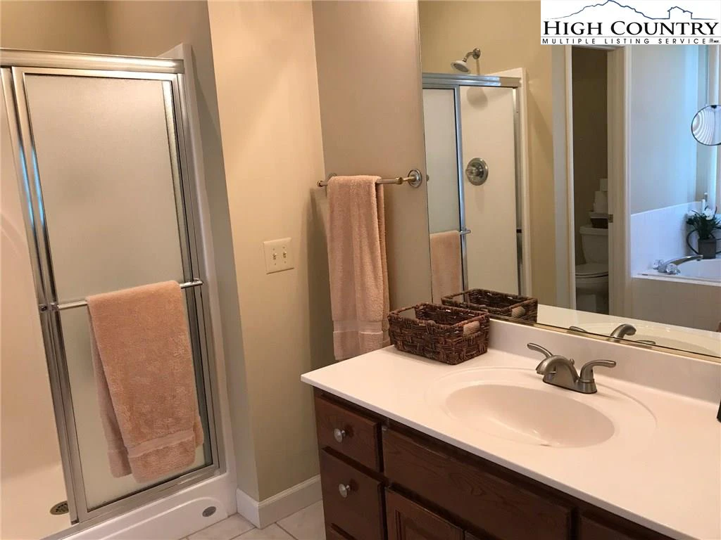 Image number 2 for the current listing