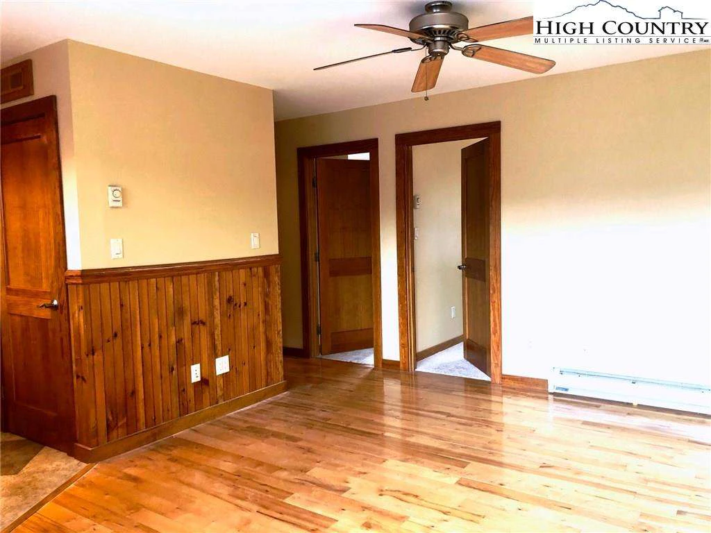Image number 14 for the current listing