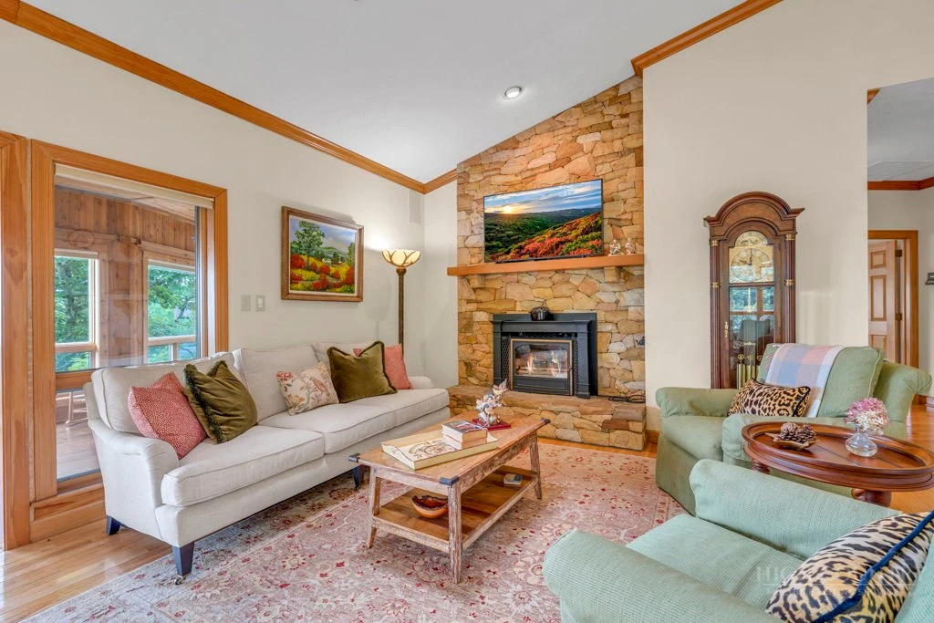 Image number 11 for the current listing