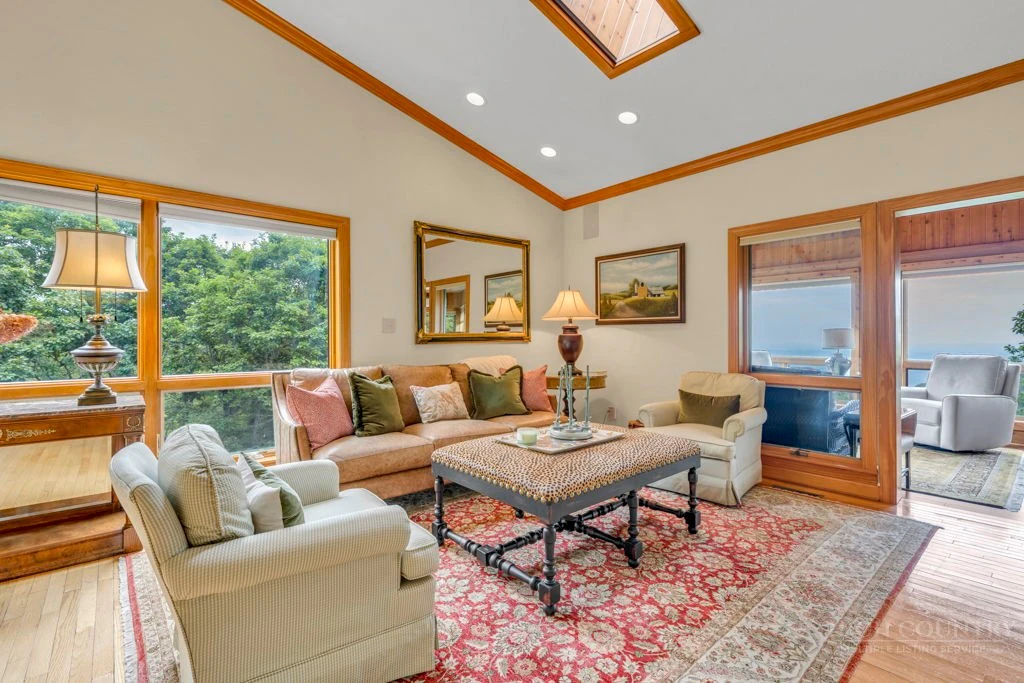 Image number 13 for the current listing