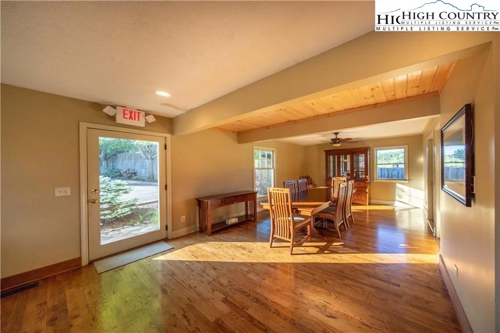 Image number 4 for the current listing