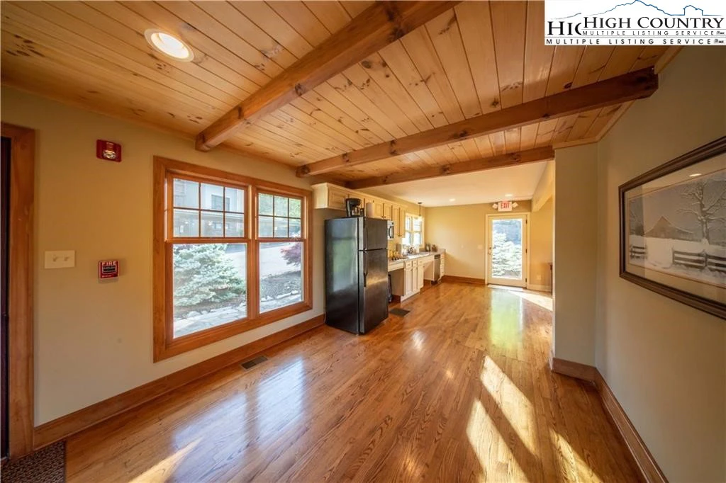Image number 6 for the current listing