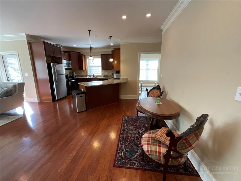 Image number 19 for the current listing