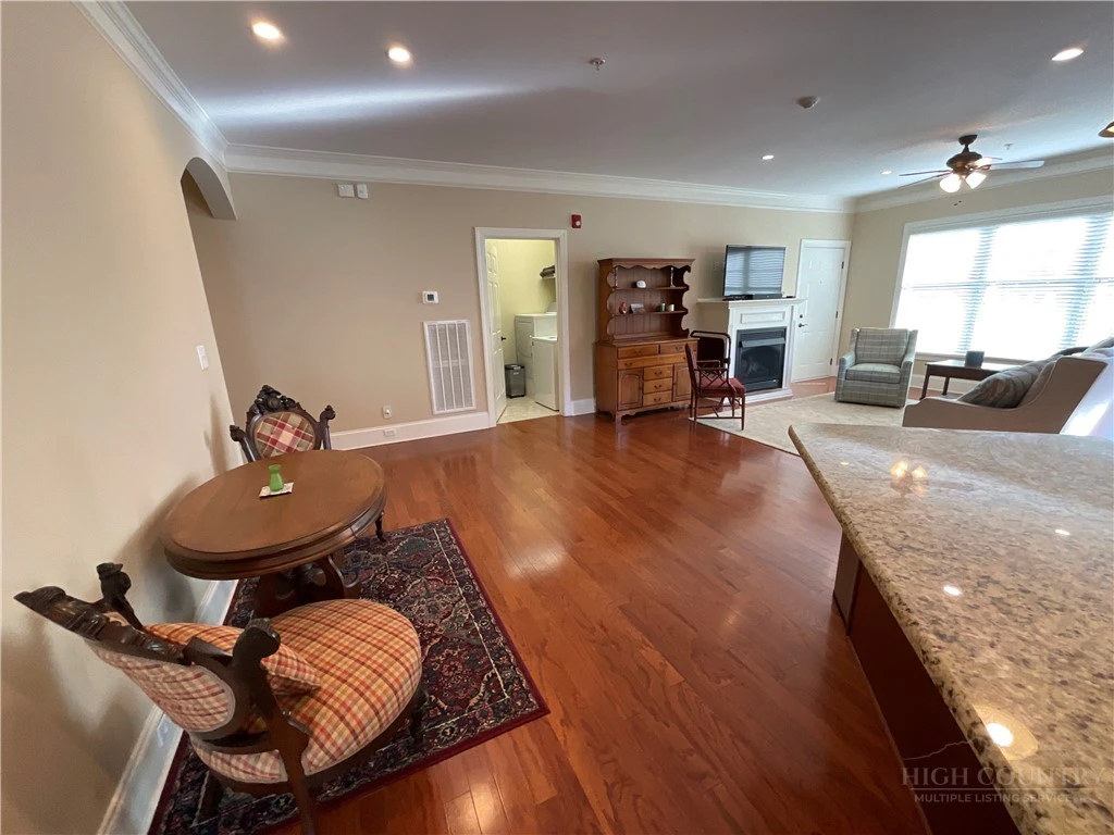 Image number 18 for the current listing