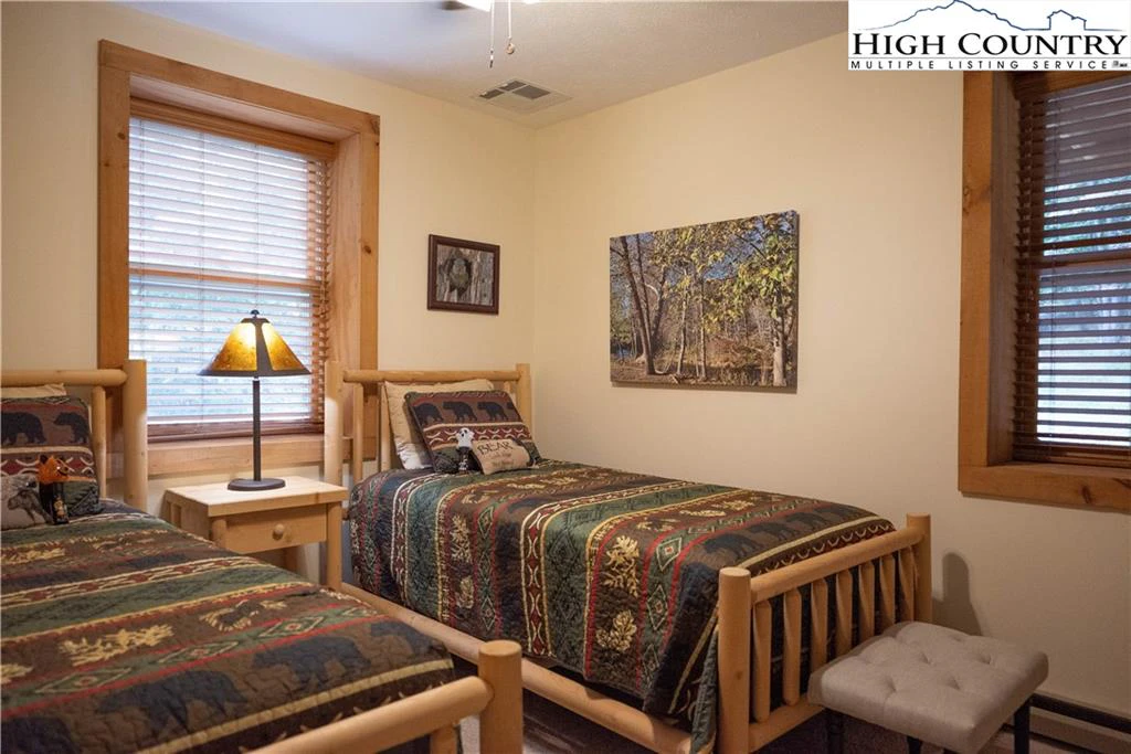 Image number 2 for the current listing