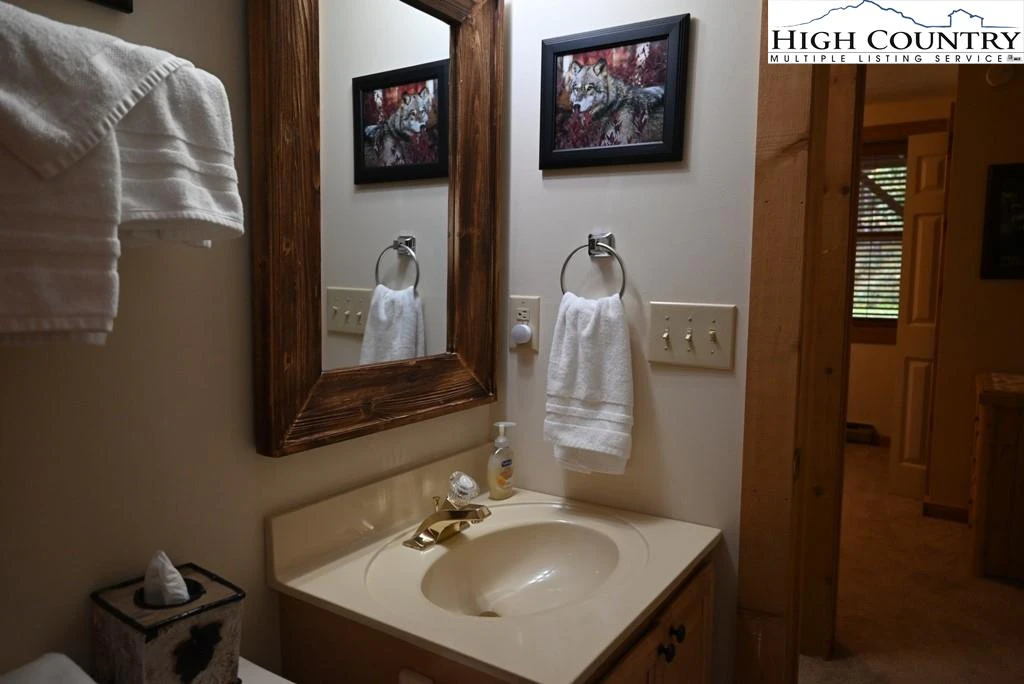 Image number 11 for the current listing