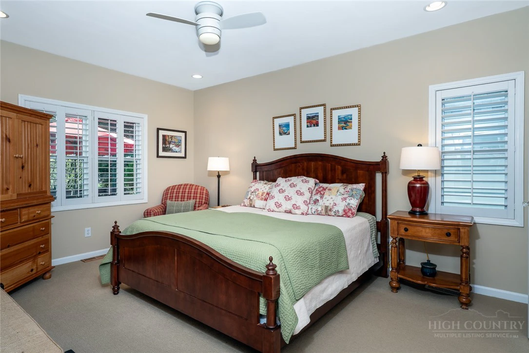 Image number 3 for the current listing