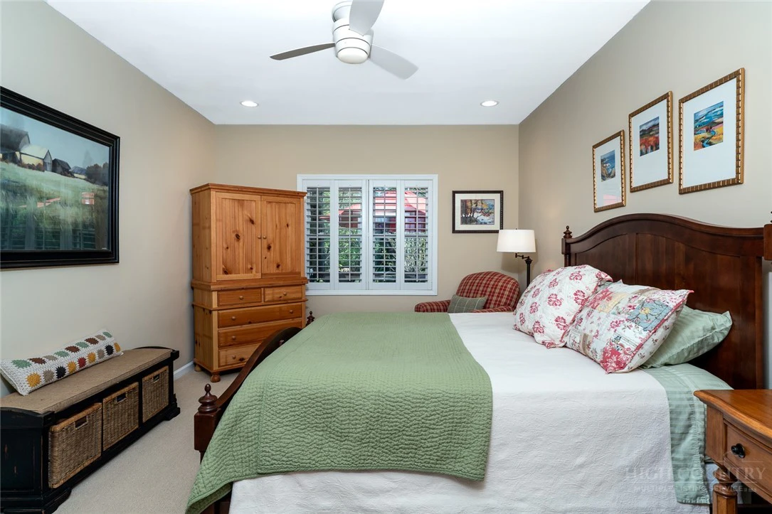 Image number 4 for the current listing