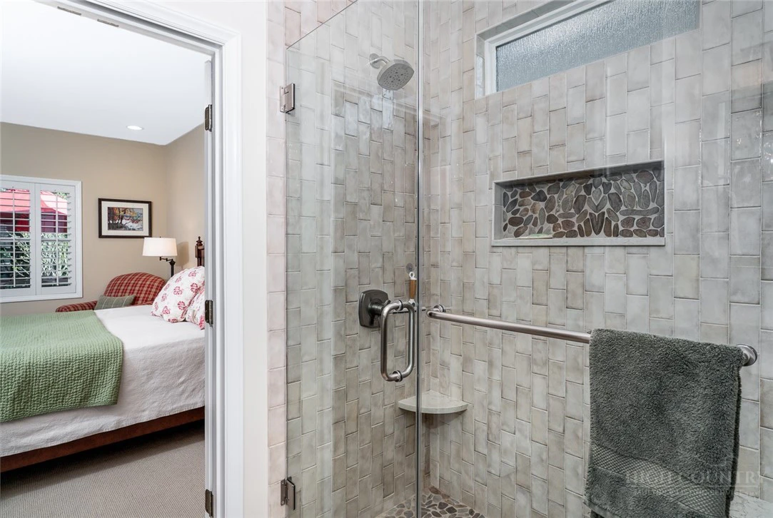 Image number 9 for the current listing