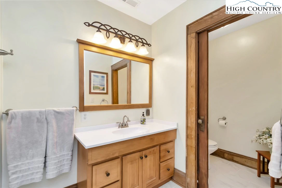 Image number 3 for the current listing