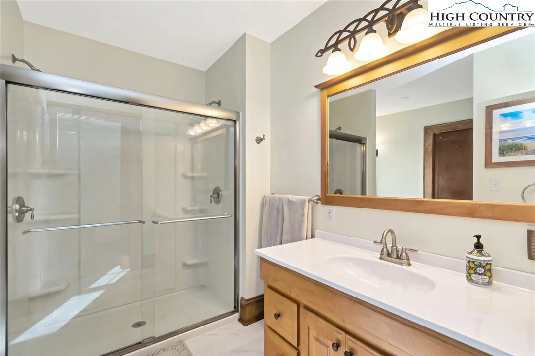 Image number 4 for the current listing