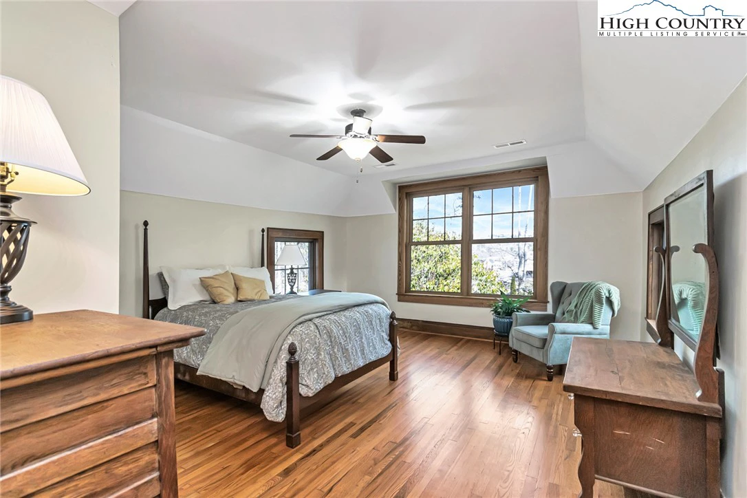 Image number 5 for the current listing