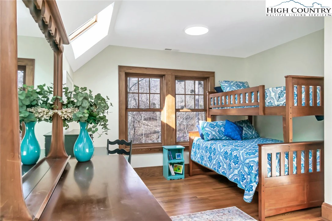 Image number 9 for the current listing
