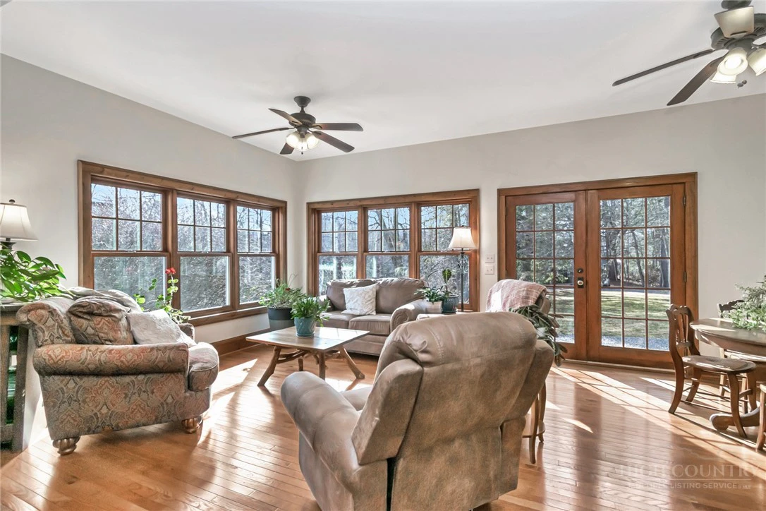Image number 9 for the current listing