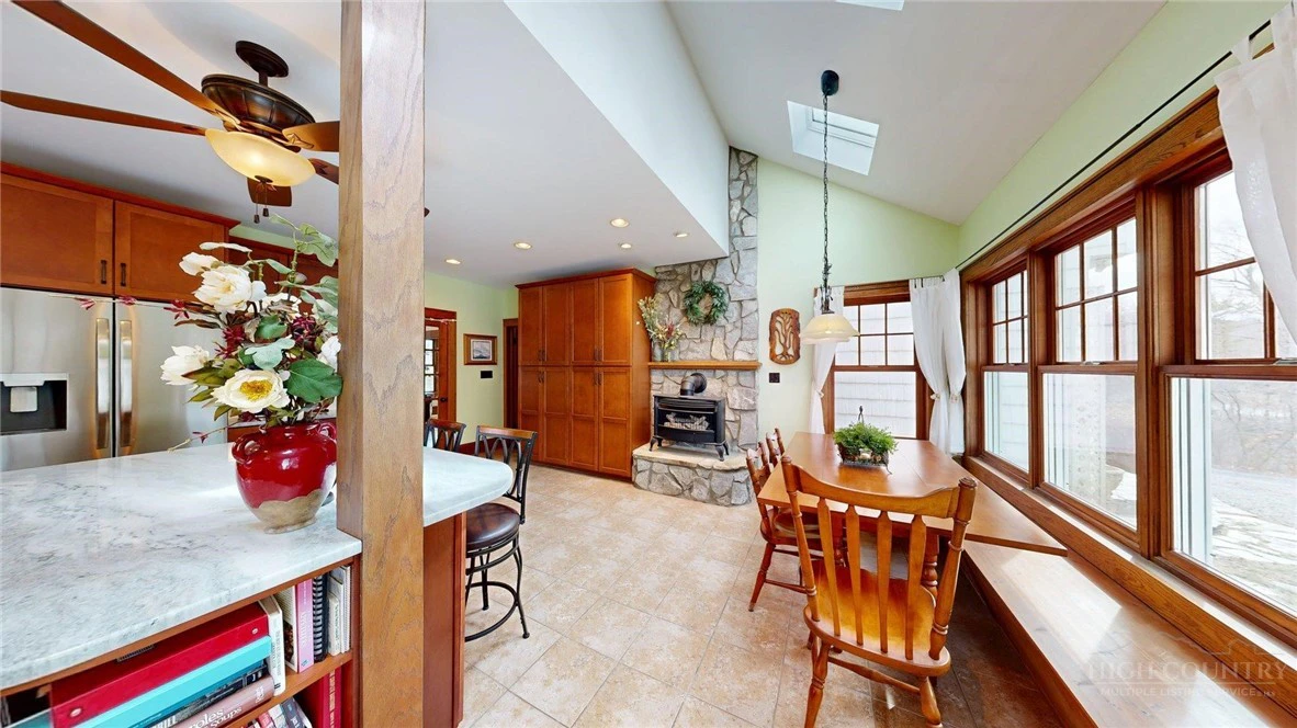 Image number 17 for the current listing