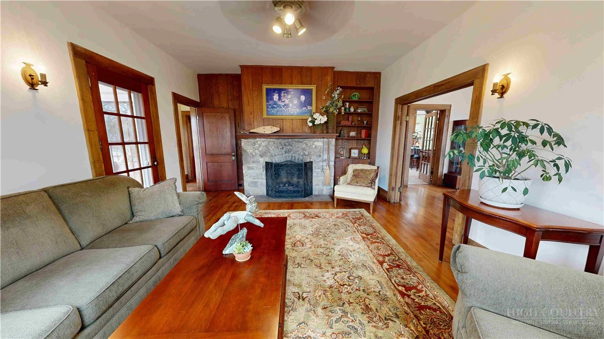 Image number 19 for the current listing