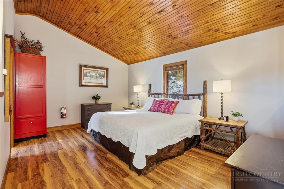 Image number 8 for the current listing