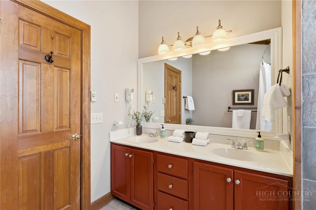 Image number 10 for the current listing